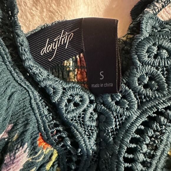 Daytrip Teal Floral Ruffle Blouse – Size Small - Picture 5 of 5